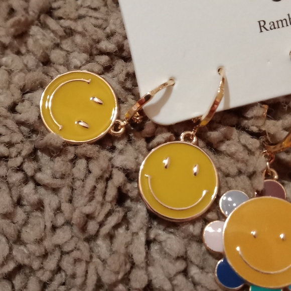 Rambling Rose smiley face earrings - Picture 4 of 4